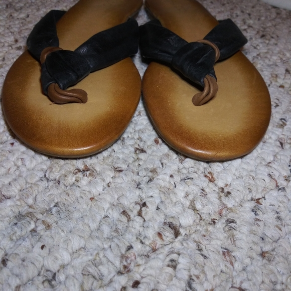 3/$18 Aldo Classic Black & Brown Soft Leather Flip flops - Picture 5 of 10